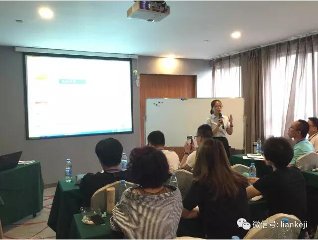 LOL(S12)全球总决赛外围科技招商总监李含冰为大家授课.jpg LOL(S12)全球总决赛外围科技招商总监李含冰为大家授课.jpg